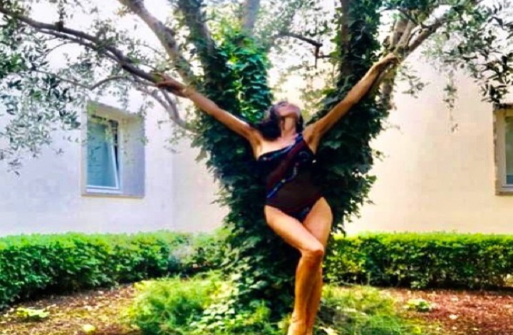 Pamela Prati prova a ripartire con una foto stile-albero e citazione copia&incolla FOTO