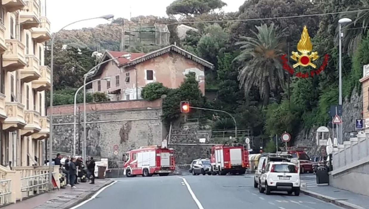 Pegli (Genova), si rompe un tubo del gas: sgomberato un palazzo, strada chiusa, treni bloccati
