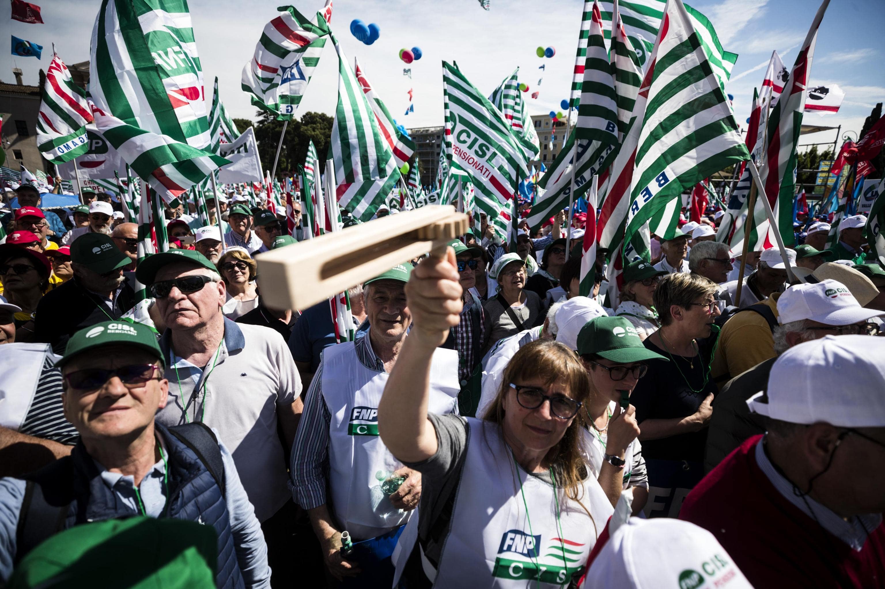 Pensionati in piazza a Roma contro i tagli del governo: Non siamo bancomat"