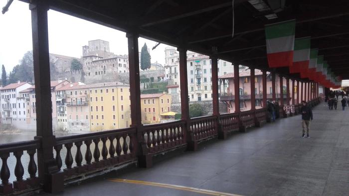 Sul Ponte di Bassano vietato fumare: è di legno, una settimana fa stava per prendere fuoco