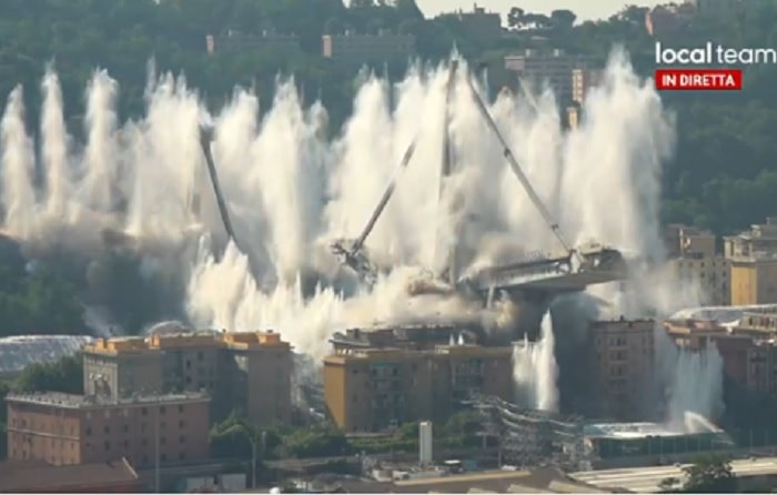 Ponte Morandi VIDEO della demolizione: le sirene, il boato, la polvere