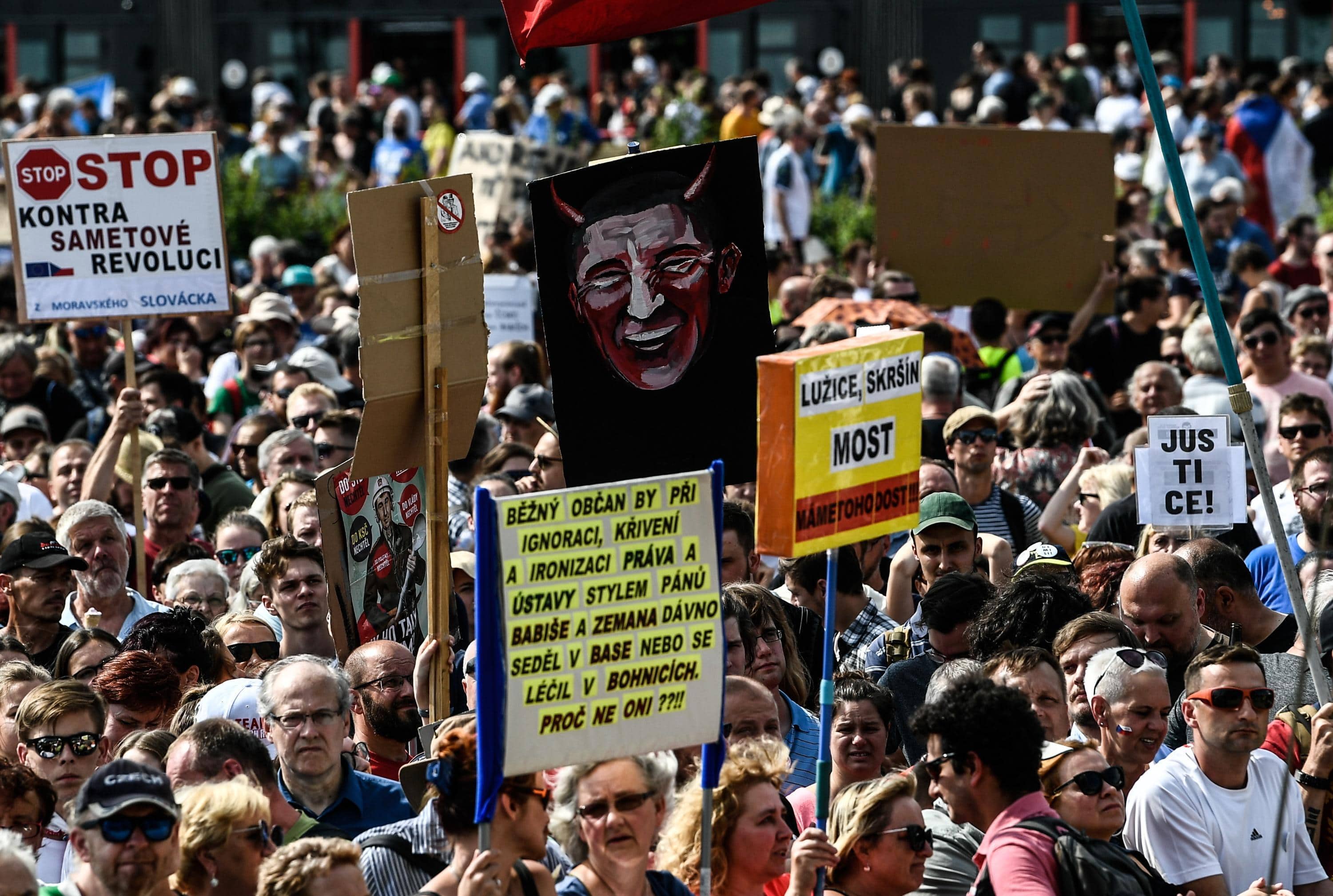 “Praga, migliaia in piazza contro il premier Babis, accusato di frode” è bloccato Praga, migliaia in piazza contro il premier Babis, accusato di frode