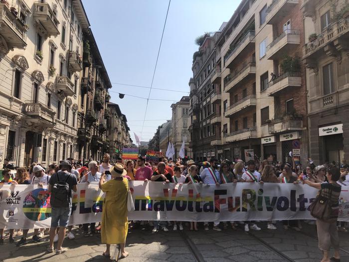 Milano Pride, sfottò a Salvini-mamma di 60 mln di italiani e "Grazie" a Carola Rackete 03