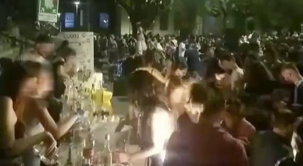 Roma, scavalca un cancello per entrare al rave alla Sapienza, si recide l'arteria femorale e muore