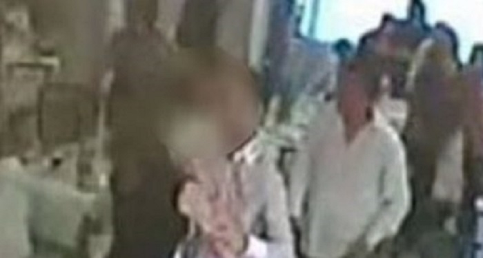 Rissa al compleanno: festeggiato scopre il tradimento della moglie col consuocero