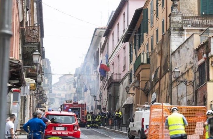Parabola Rocca di Papa (Roma): il buco, la pezza, lo squaglio.