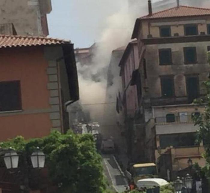 Rocca di Papa, il fuggi fuggi davanti alla perdita di gas: uno straccio a coprire la falla e via