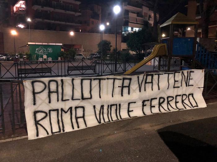 Roma, striscione: "Pallotta vattene, vogliamo Ferrero". FOTO