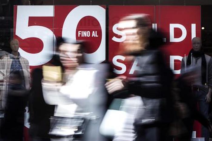 Saldi estivi 2019 al via: oggi debutta la Campania, poi le altre Regioni. Spenderemo 100 euro a testa