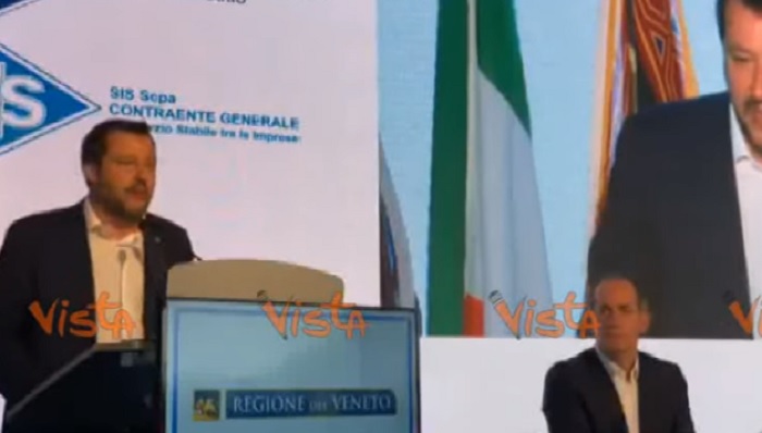 Flat tax, Salvini: "O si fa o si muore e il debito esplode. Conte ha pieno mandato"