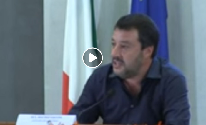 Sea Watch, Salvini: "Parlamentari Pd a Lampedusa complici, siamo su Scherzi a parte"