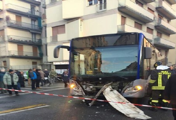 Tessera (Venezia), schianto tra auto e bus: due morti. Un bambino in gravi condizioni (foto d'archivio Ansa)