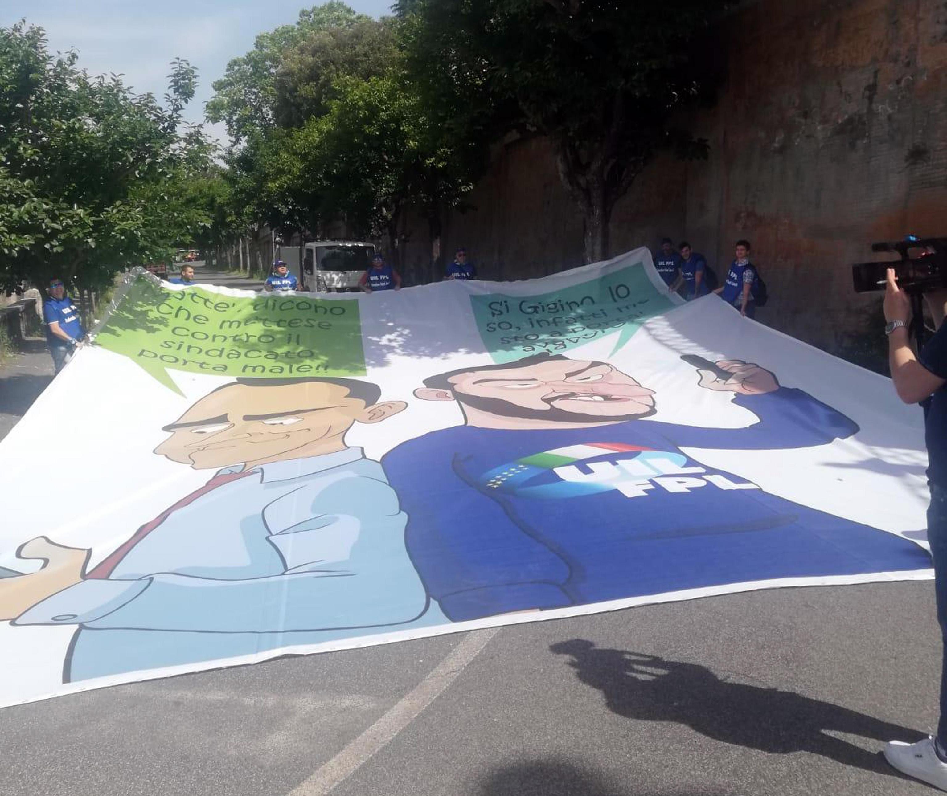 Salvini-Di Maio, striscione ironico FOTO: Uil costretta dalla Digos a rimuoverlo2