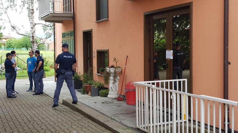 Il tabaccaio di Ivrea ha sparato dal balcone: moldavo colpito alla schiena, colluttazione inventata