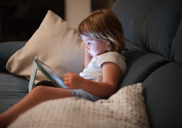 Tablet e smartphone prima di andare a dormire: un bimbo inglese su tre li usa. Ma fa male al sonno