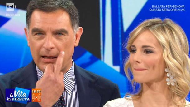 La Vita in Diretta, il gesto di Tiberio Timperi a Lorella Cuccarini