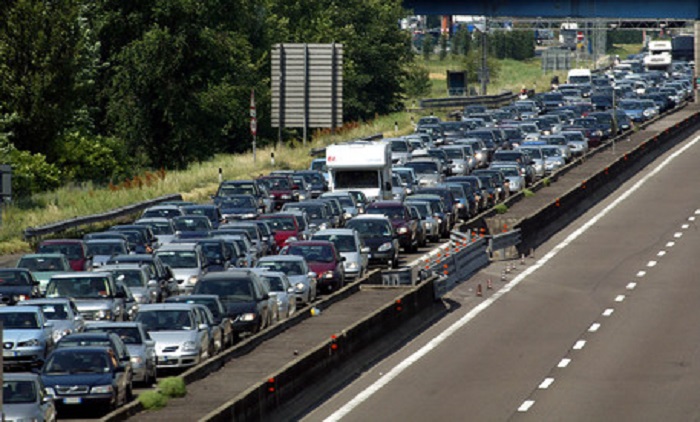 Incidente A1, autocisterna carica di vino si scontra con auto: oltre 10 km di coda