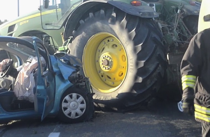Glorie di Mezzano (Ravenna), frontale auto-trattore sulla via Reale: 3 morti