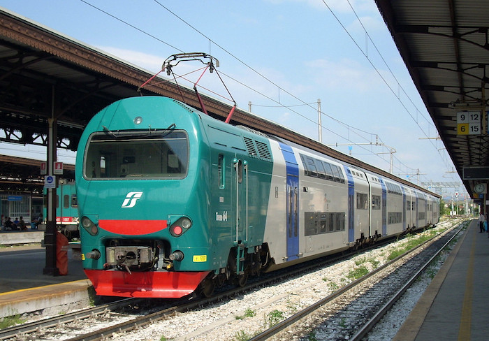 Padova-Castelfranco, scintille al passaggio del treno: sterpaglie e tir a fuoco lungo la ferrovia