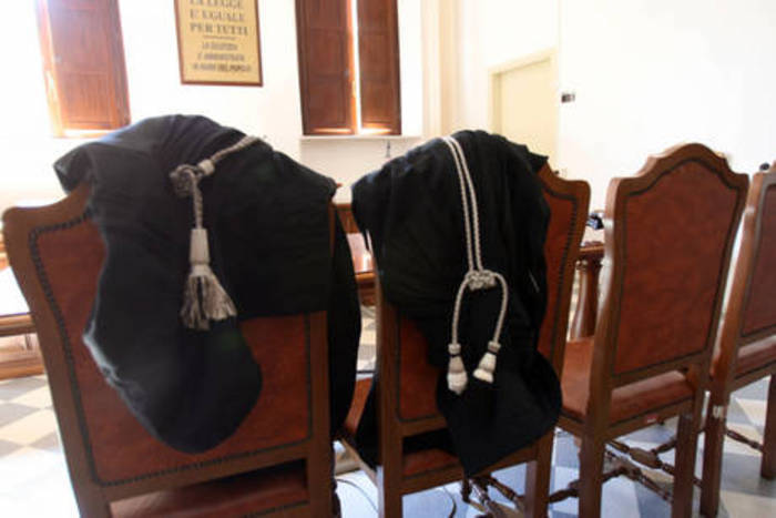 Rovellasca, tormentava vicina con canzoni oscene: ex vigile allontanato dal paese