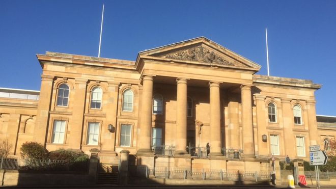 Tenta di uccidere la figlia di una amica chiudendola dentro una asciugatrice