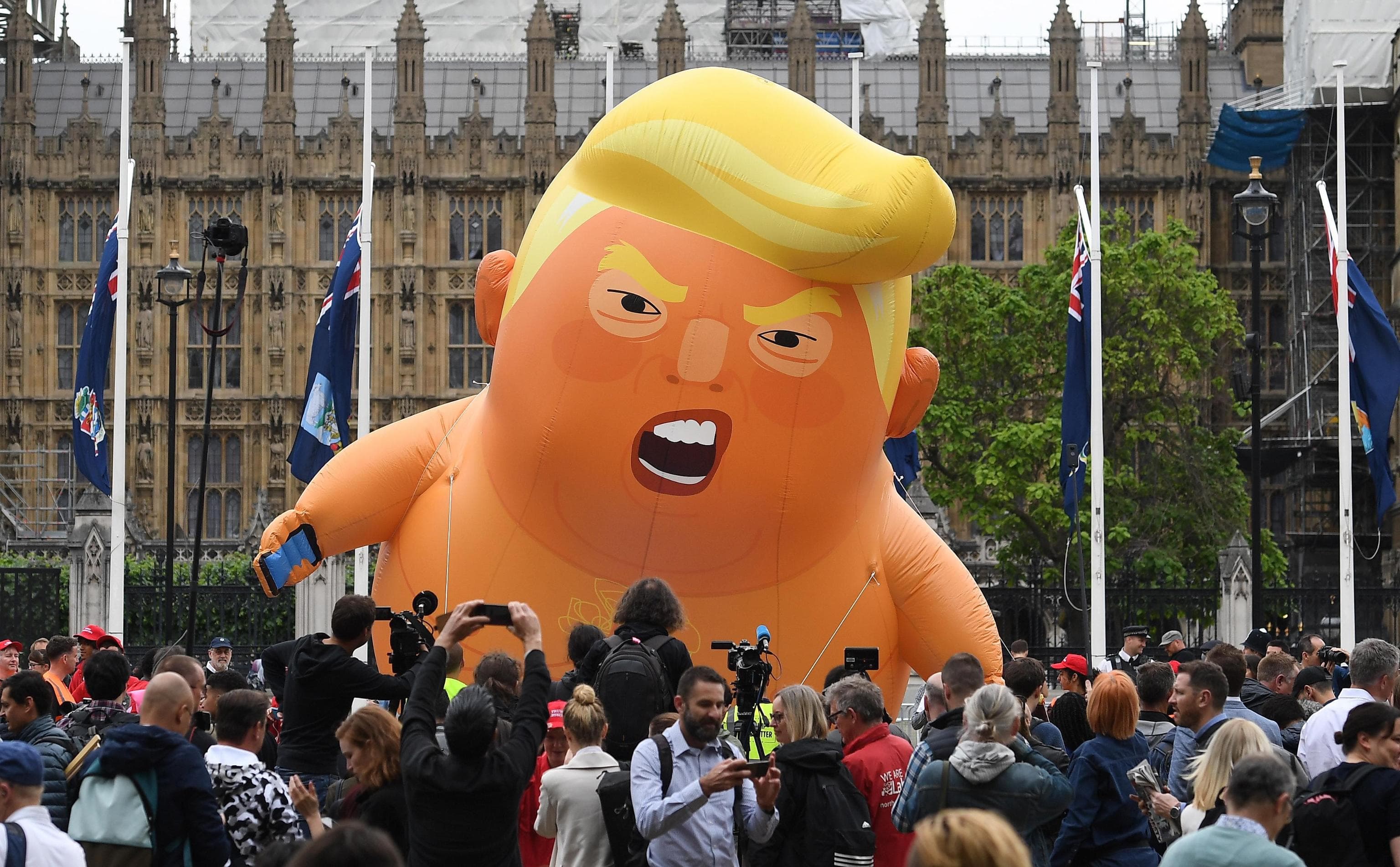 Trump, contestazione a Londra con baby-Donald gonfiabile e robot seduto su water dorato