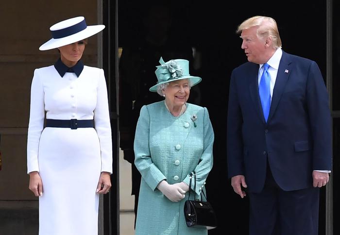 Premier Conte una pippa, Raggi secca e piatta... Trump stile, a Roma come a Londra