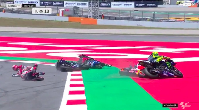 Valentino Rossi fatto fuori da Lorenzo: "Mi ha falciato, mi ha fatto male alla caviglia"