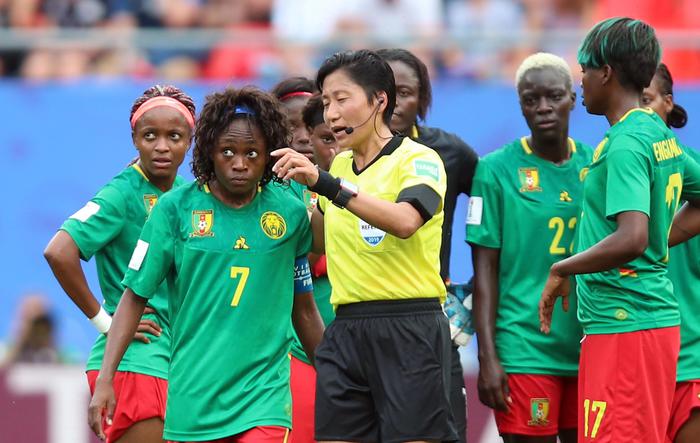 Var indigesta, Camerun femminile minaccia di lasciare il campo contro Inghilterra