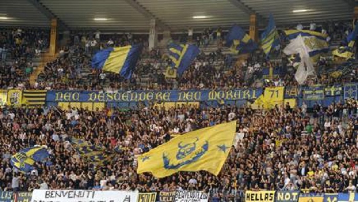 Verona: "Siamo una squadra fantastica, fatta a forma di svastica...".