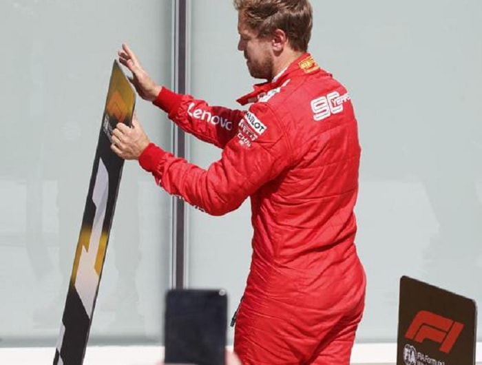 Sebastian Vettel vince ma viene penalizzato ed è secondo: scambia i cartelloni 1 e 2 per protesta FOTO