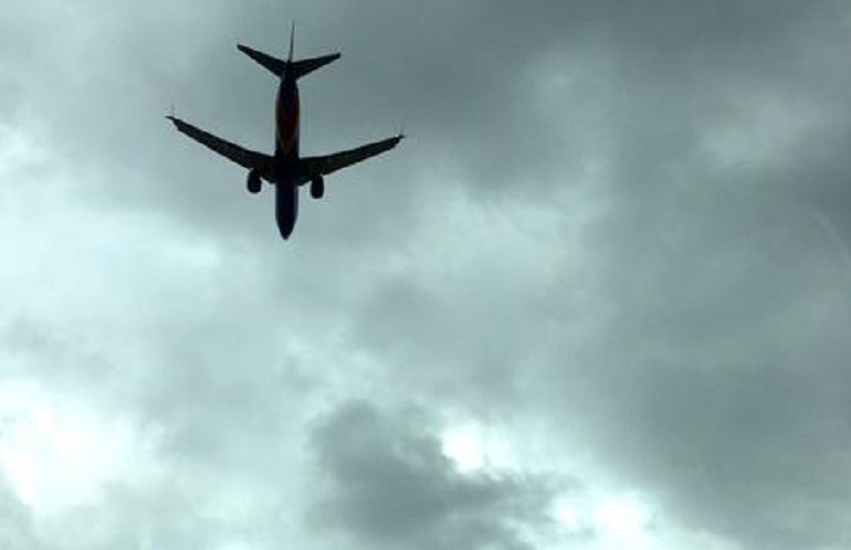 Volo Tirana-Roma: passeggero picchia il padre. Atterraggio d'emergenza a Pescara (foto d'archivio Ansa)