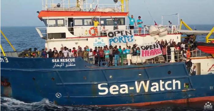 Sea Watch si avvicina ma viene bloccata, Salvini contro l'Olanda: "Non finisce qui"