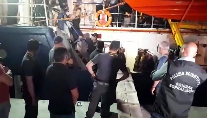 Sea Watch, al porto odio verso Carola Rackete: "Spero ti violentino", "tossica..."