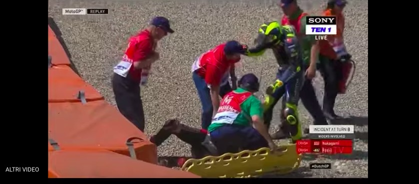 youtube Valentino Rossi, brutta caduta. Coinvolto anche Nakagami nell'incidente VIDEO
