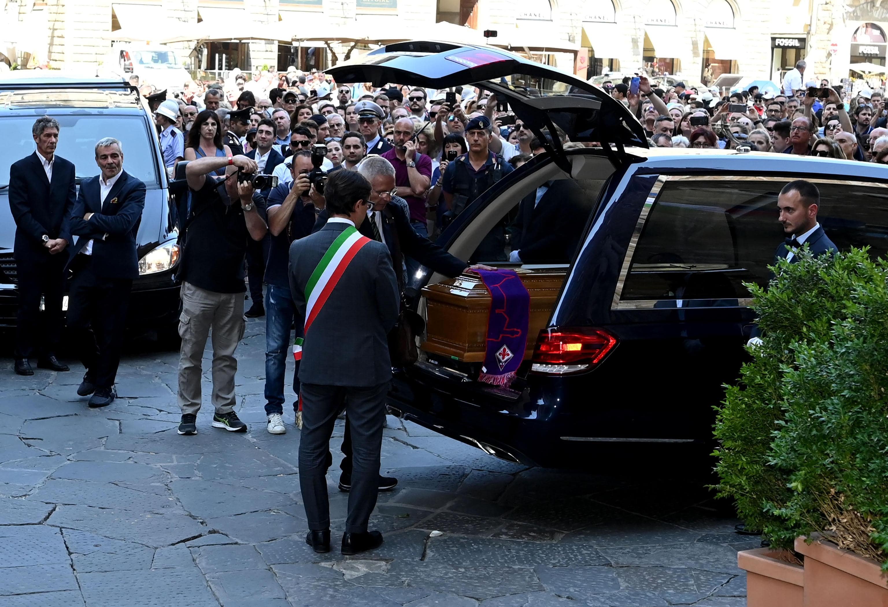 Franco Zeffirelli, applausi all'arrivo del feretro a Firenze VIDEO