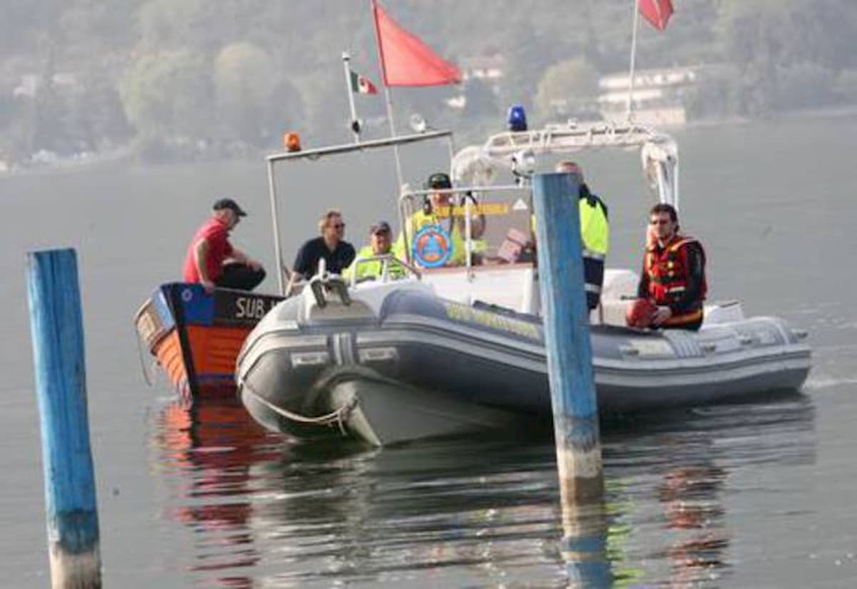 Lago di Iseo, cade dalla tavola surf trainata dal gommone: disperso turista olandese