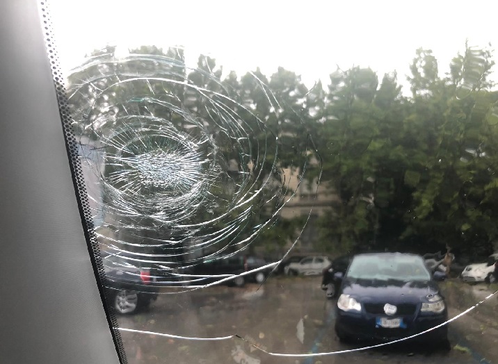 Pescara, violenta grandinata. Chicchi grandi come arance. Diversi feriti (foto Ansa)