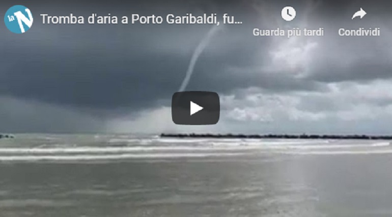 Ponte Garibaldi, arriva la tromba d'aria. I bagnanti scappano VIDEO