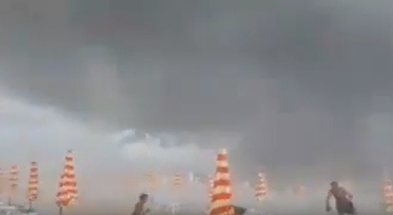 Tortoreto, cielo nero e forti raffiche di vento. I bagnanti scappano dalla spiaggia VIDEO