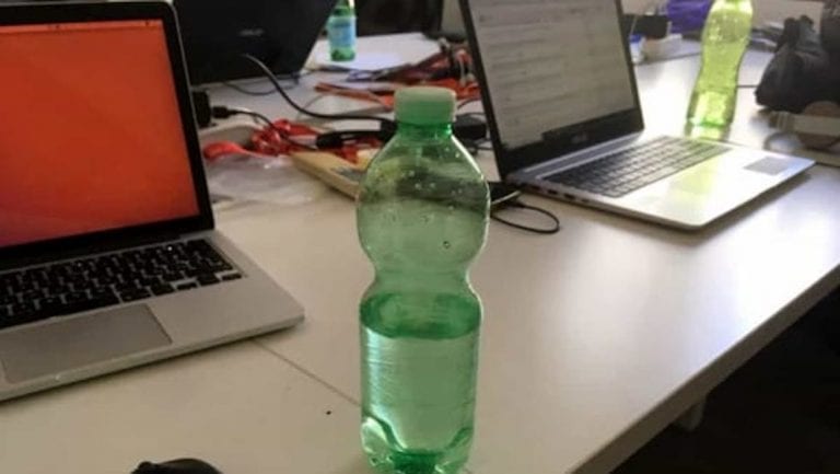 Acido nella bottiglietta d'acqua del collega: assolta per vizio totale di mente