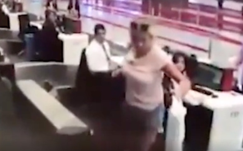 Istanbul, la donna tenta di imbarcarsi dal nastro dei bagagli VIDEO