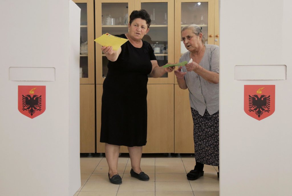 Albania al voto: nell'elenco degli elettori spuntano Al Bano e Ezio Greggio