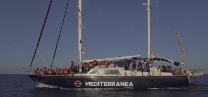 Nave Alex di Mediterranea verso Lampedusa: "Forziamo il blocco". Salvini: "Trafficanti di esseri umani"