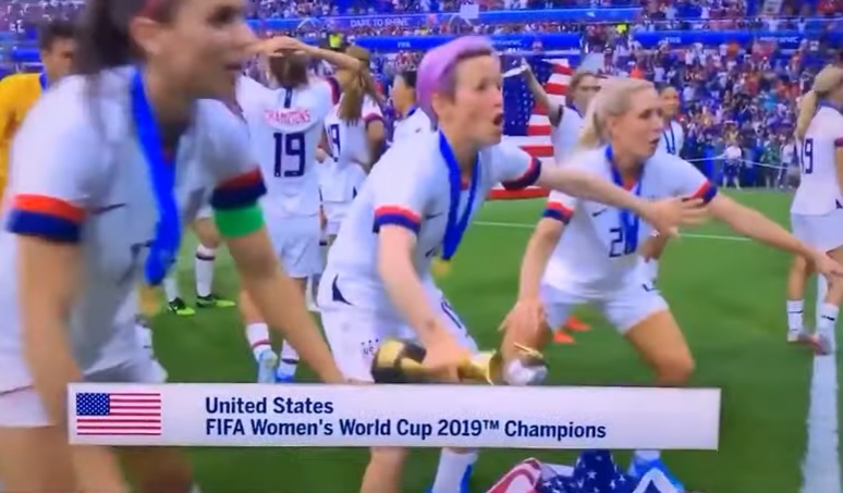 Mondiale femminile, Allie Long degli Usa lascia cadere la bandiera e quasi la calpesta VIDEO