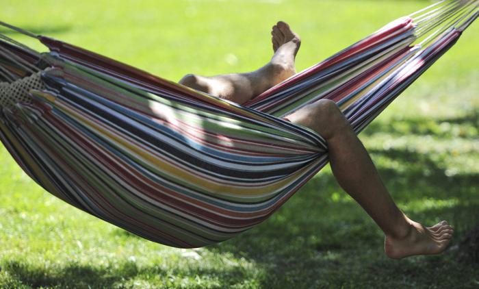 barcola turista multato perché dormiva su amaca in pineta