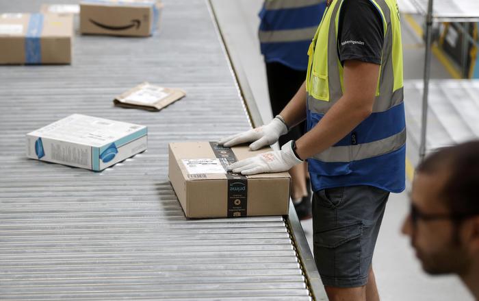 Amazon, incendio al centro di Torrazza Piemonte: evacuati 400 dipendenti