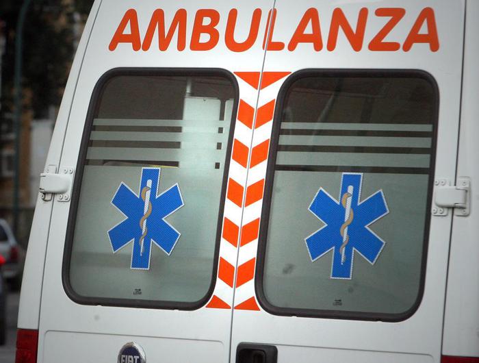 Tir travolge auto a Ivrea