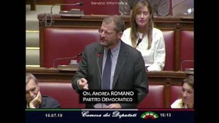 Fondi russi alla Lega, Andrea Romano chiede a Salvini di riferire in Aula, ma lo fa in russo VIDEO