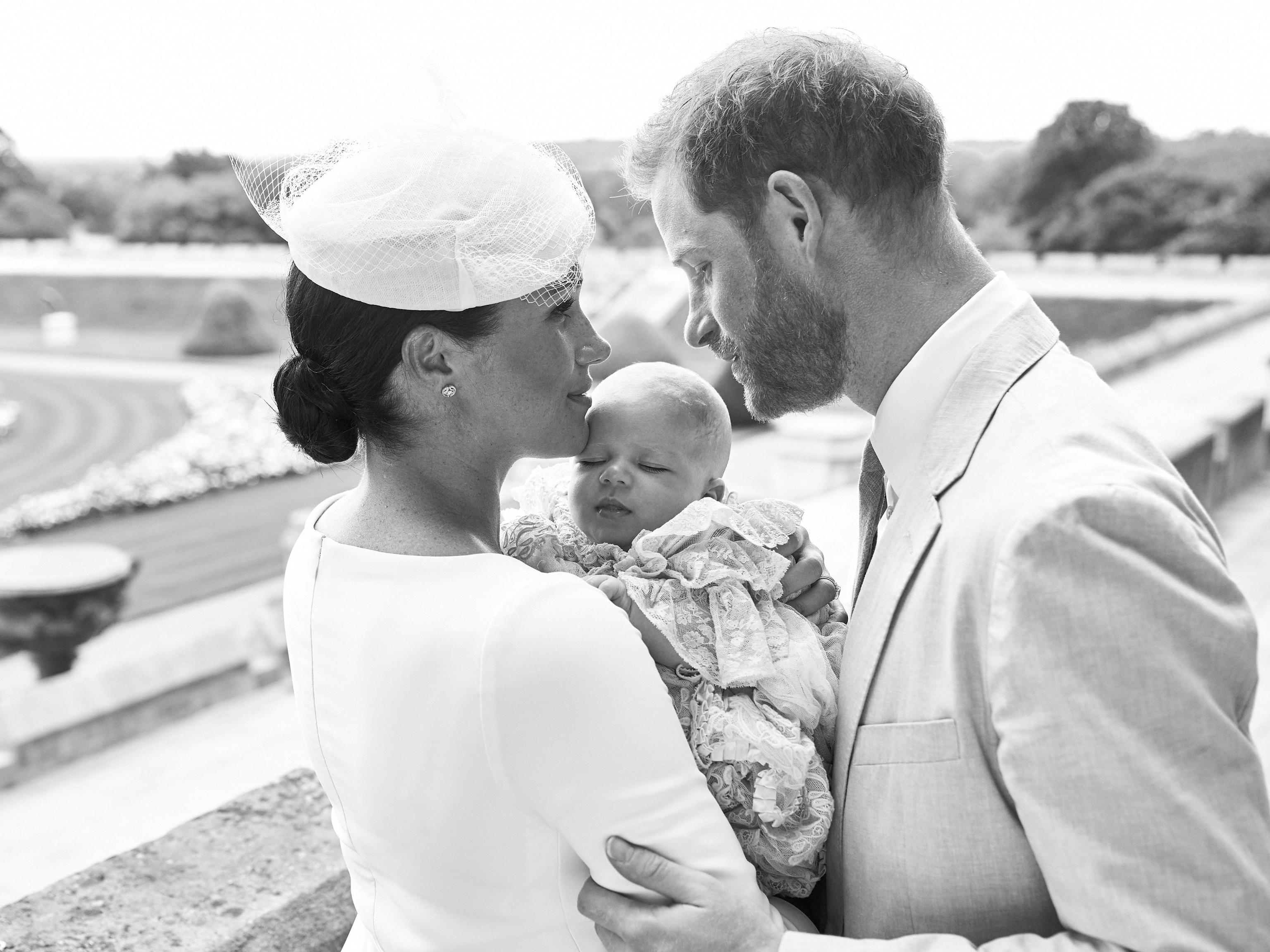 Battesimo di Archie, le foto: Meghan Markle in Dior, Kate e mamma Doria, ma manca la regina Elisabetta